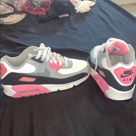 Nike woman Sneakers - Pink, White, and Black - Picture 2 of 4